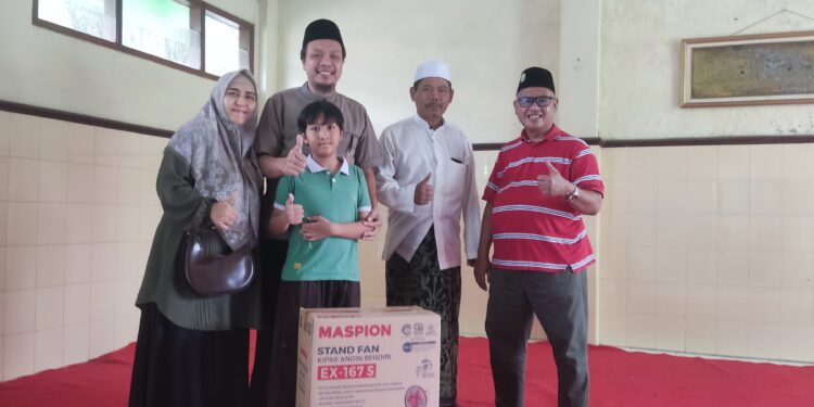 Beri Kesejukan, Travel Umroh Al Fakhri Donasikan Kipas Angin untuk Musholla DMI Kota Surabaya